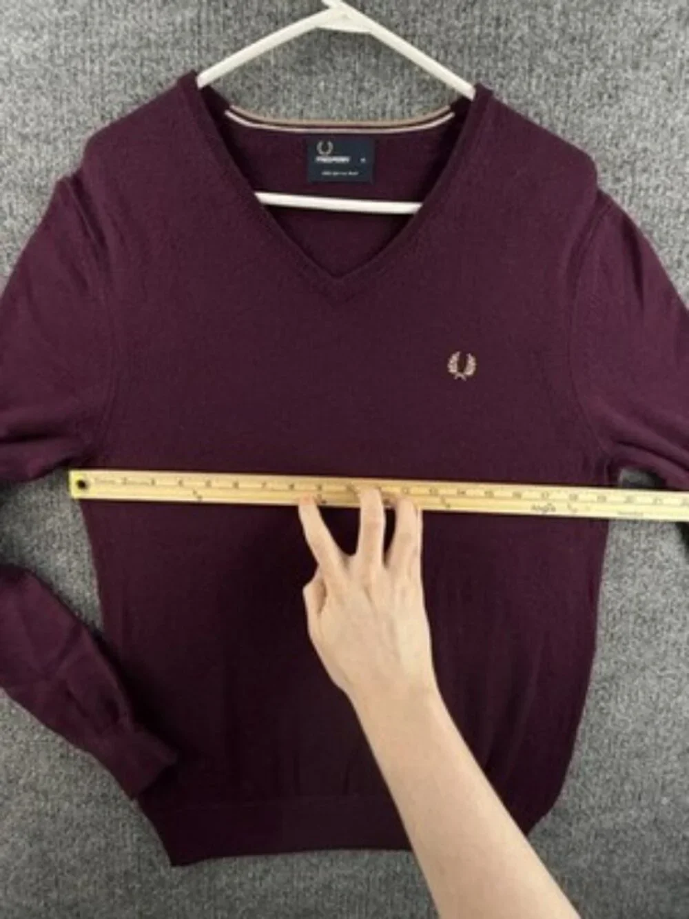 Fred Perry Wool Logo Medium Sweater Long Sleeve V-Neck Pullover Maroon Men Knit